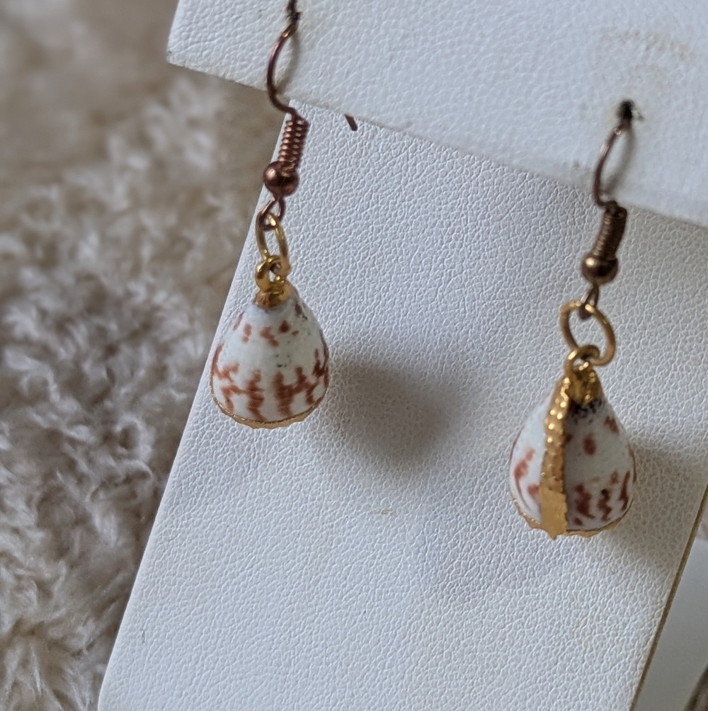 Vintage Small Sea Shell Rimmed With Gold filled Accent Pierced Earrings - Picture 3 of 7
